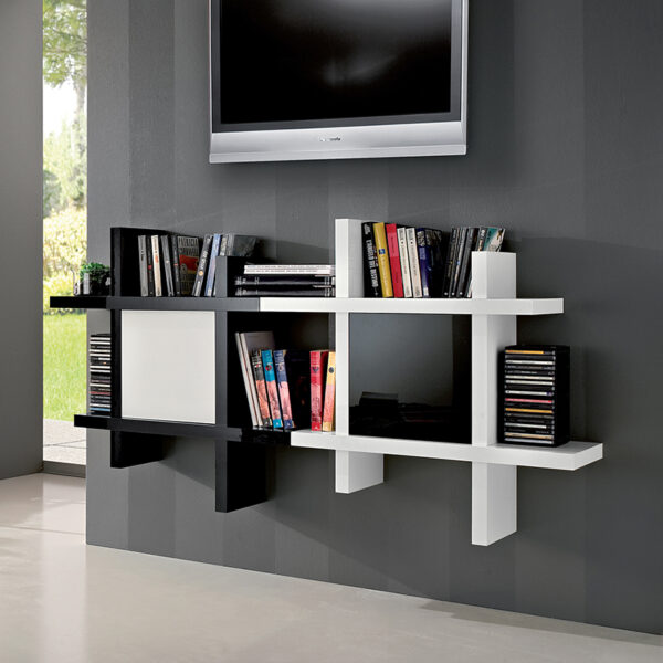 Libreria a muro componibile modello Alba 902, con due pensili bianchi e ante in vetro nero.