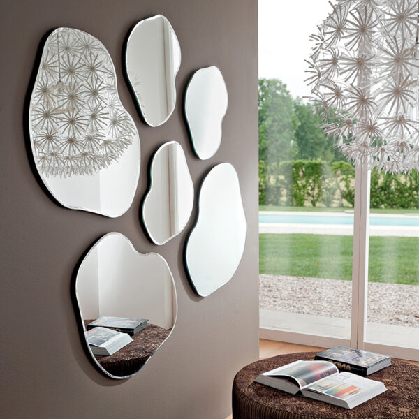 Composizione di sei specchi sagomati modello Nancy Specchiera La Primavera, installati a parete.