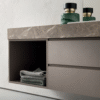 Compab BG004 - Mobile bagno moderno L.156cm, vista angolare, top design, ante e cassetti, rubinetteria cromata.