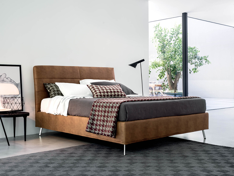 Corallo - Letto Matrimoniale RigoSalotti con Testiera Trapuntata 1 Corallo - Letto matrimoniale RigoSalotti con testiera trapuntata, vista frontale in camera da letto moderna