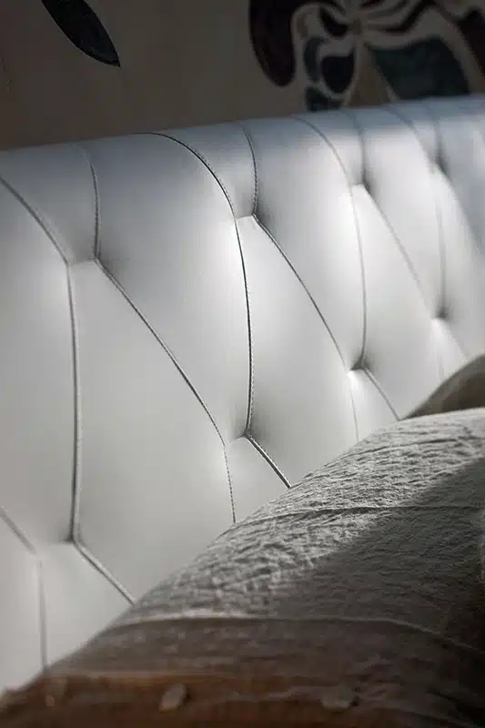 Diamante - Letto matrimoniale moderno con decoro imbottito in tessuto o ecopelle