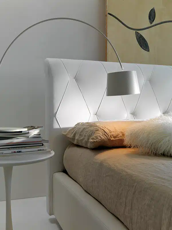Diamante - Letto matrimoniale moderno con decoro imbottito in tessuto o ecopelle