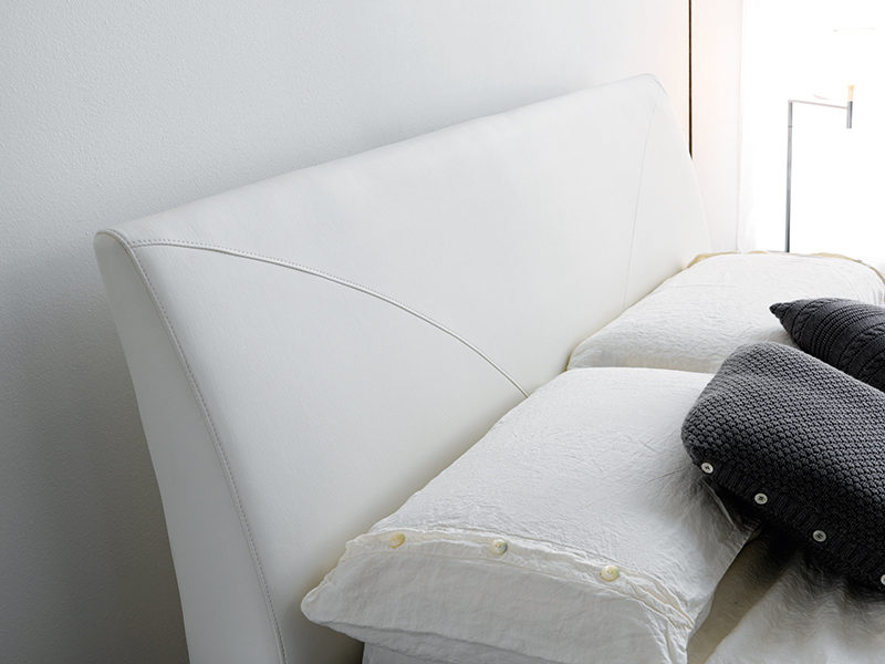 Fly - Letto matrimoniale moderno e contemporaneo imbottito in tessuto o ecopelle
