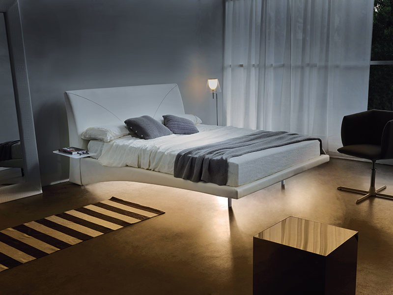 Fly Light - Letto matrimoniale moderno e contemporaneo imbottito in tessuto o ecopelle