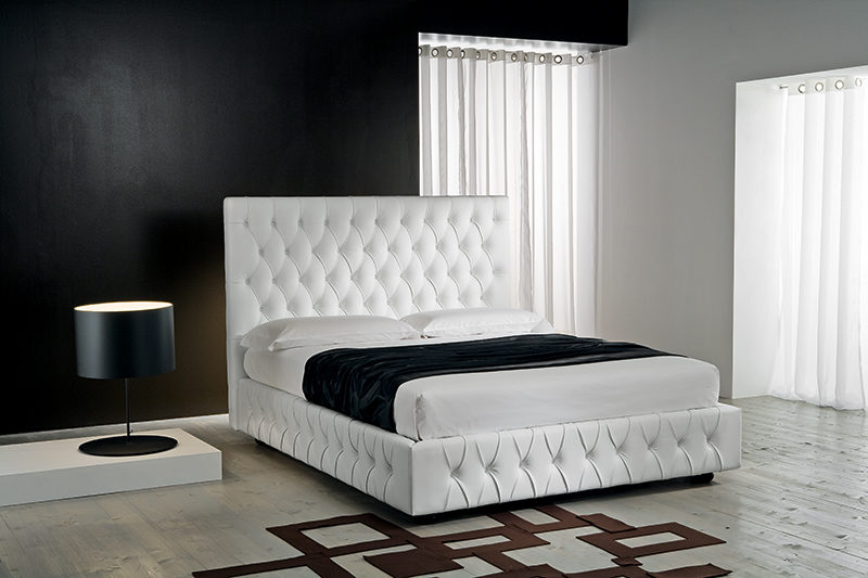 Class - Letto matrimoniale moderno ed elegante con linee classiche imbottito in tessuto o ecopelle