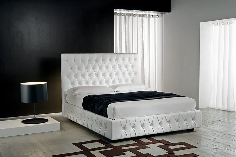 Class - Letto matrimoniale moderno ed elegante con linee classiche imbottito in tessuto o ecopelle