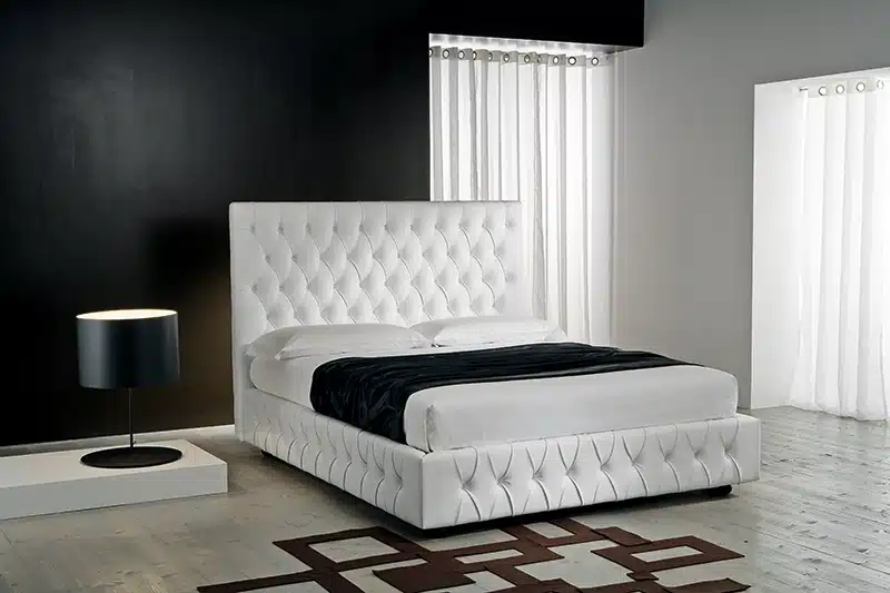 Class - Letto matrimoniale moderno ed elegante con linee classiche imbottito in tessuto o ecopelle