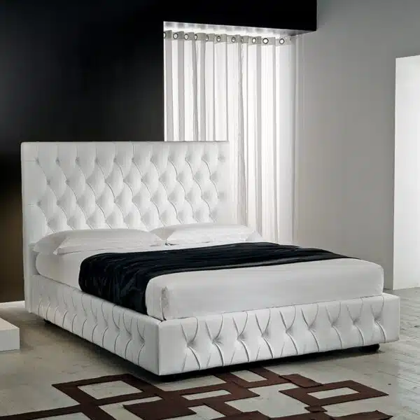 Class - Letto matrimoniale moderno ed elegante con linee classiche imbottito in tessuto o ecopelle