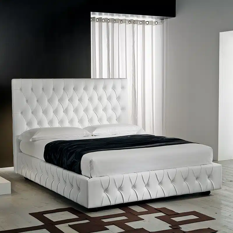Class - Letto matrimoniale moderno ed elegante con linee classiche imbottito in tessuto o ecopelle