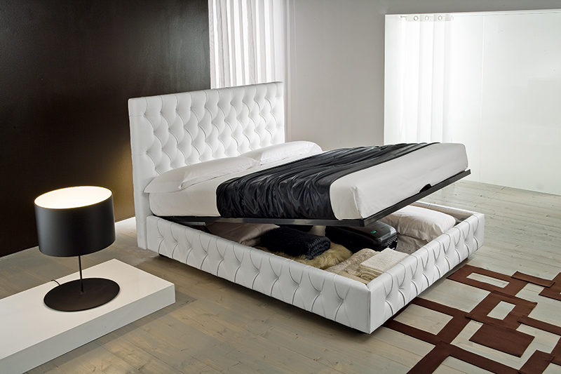 Class - Letto matrimoniale moderno ed elegante con linee classiche imbottito in tessuto o ecopelle