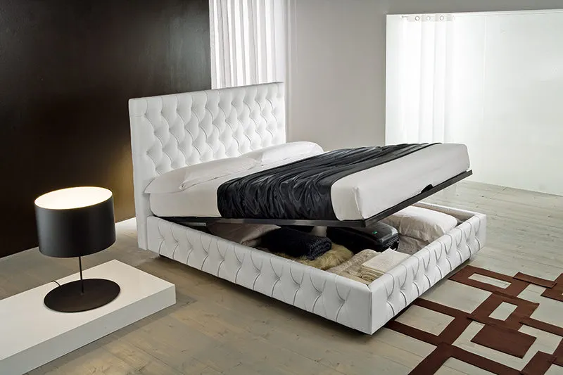 Class - Letto matrimoniale moderno ed elegante con linee classiche imbottito in tessuto o ecopelle