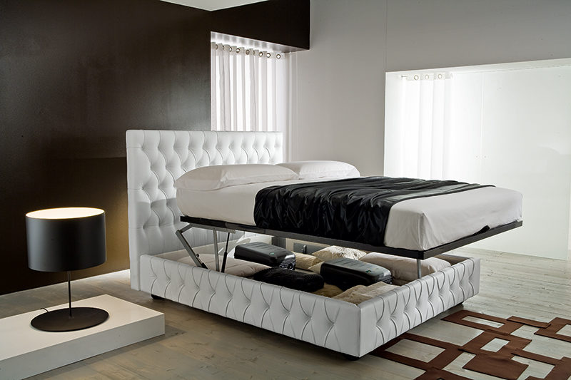 Class - Letto matrimoniale moderno ed elegante con linee classiche imbottito in tessuto o ecopelle