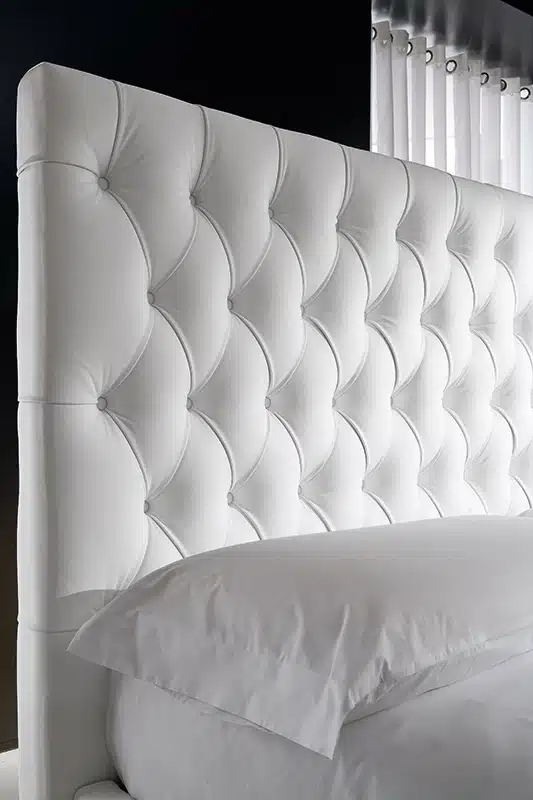 Class - Letto matrimoniale moderno ed elegante con linee classiche imbottito in tessuto o ecopelle