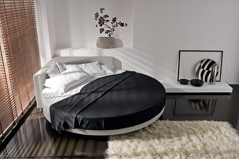 Ring Angolo - Letto rotondo con testiera angolare