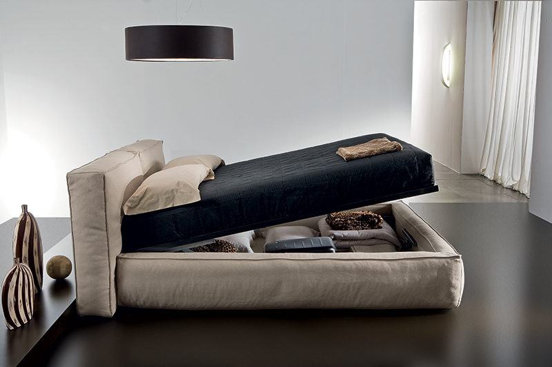Boss - Letto matrimoniale moderno imbottito in tessuto o ecopelle con giroletto in piuma