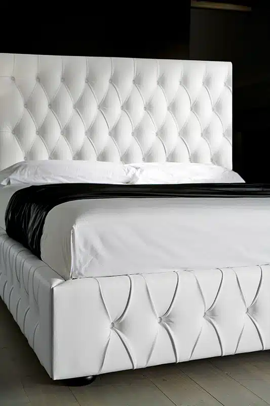 Class - Letto matrimoniale moderno ed elegante con linee classiche imbottito in tessuto o ecopelle