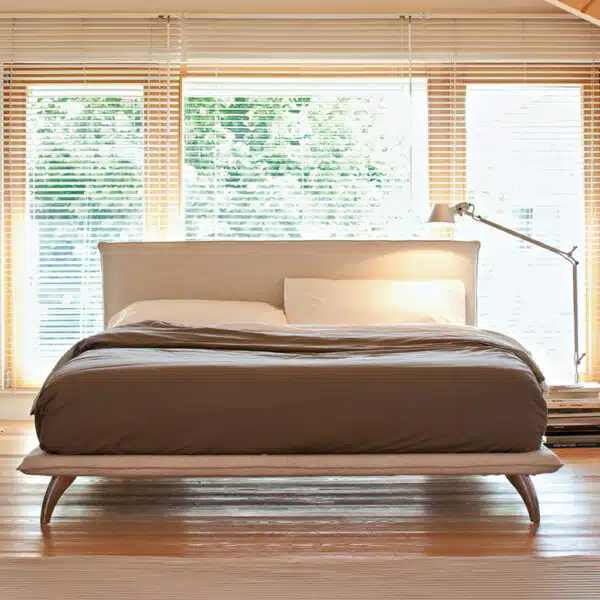 Monet - Letto matrimoniale design moderno e minimale imbottito in tessuto o ecopelle