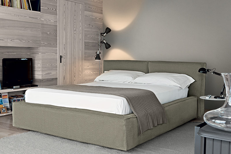 King - Letto matrimoniale moderno a linee morbide imbottito in tessuto o ecopelle