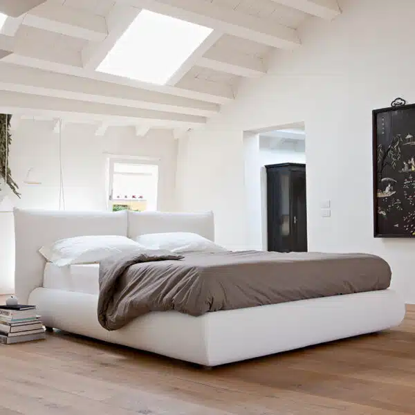 Prince - Letto matrimoniale moderno a forme sinuose imbottito in tessuto o ecopelle