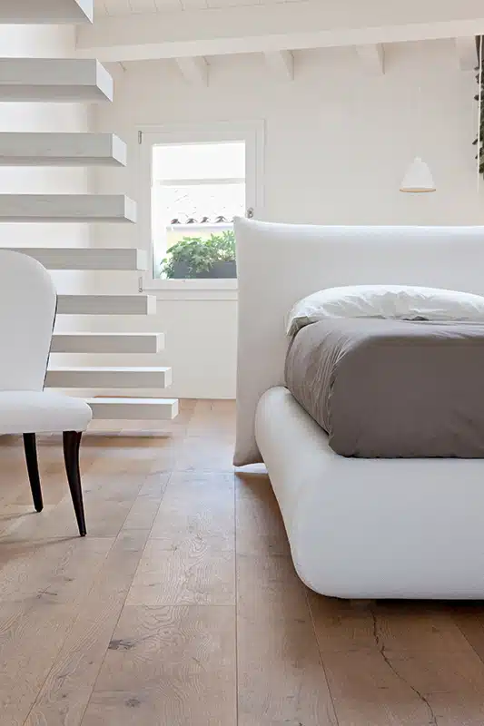 Prince - Letto matrimoniale moderno a forme sinuose imbottito in tessuto o ecopelle