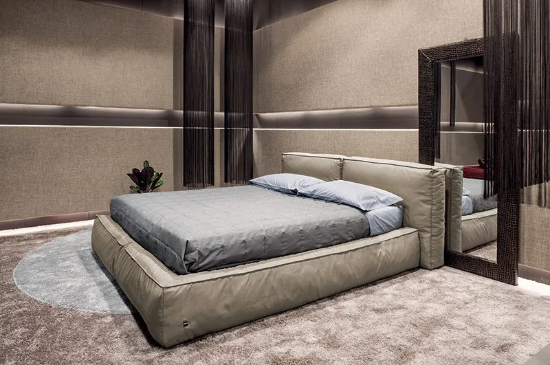 Boss - Letto matrimoniale moderno imbottito in tessuto o ecopelle con giroletto in piuma