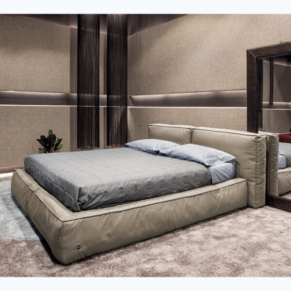 Boss - Letto matrimoniale moderno imbottito in tessuto o ecopelle con giroletto in piuma