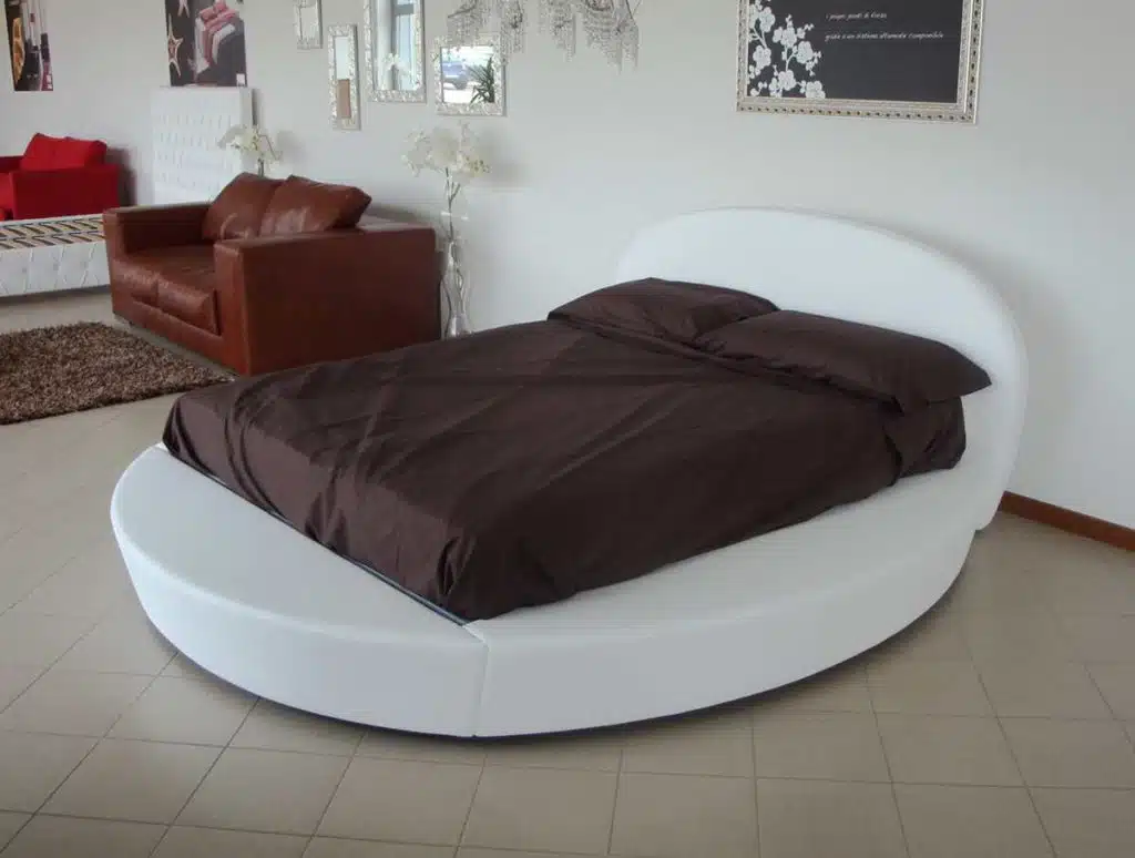 Gio: Letto matrimoniale rotondo di design, Made in Italy. Dettaglio testiera in tessuto pregiato.