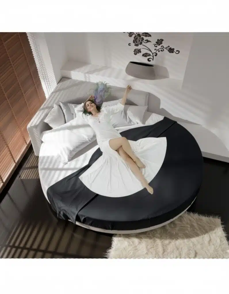 Letto rotondo angolare con copriletto elegante.
