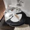 Letto rotondo angolare con copriletto elegante.
