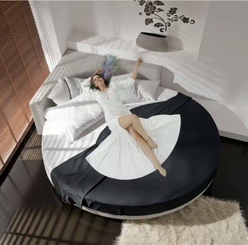 Letto rotondo angolare con copriletto elegante.