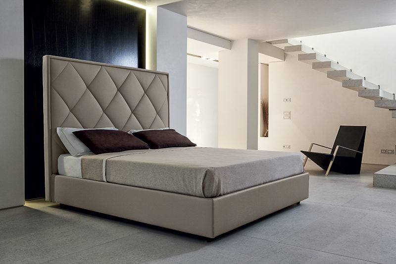 Alex - Letto matrimoniale moderno imbottito in tessuto o ecopelle