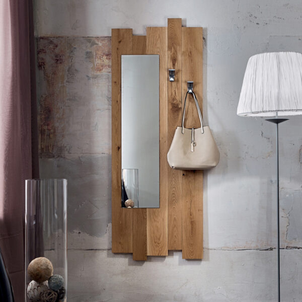 Specchiera ingresso design legno modello Zoe 621 con pannello in rovere massiccio e specchio verticale.