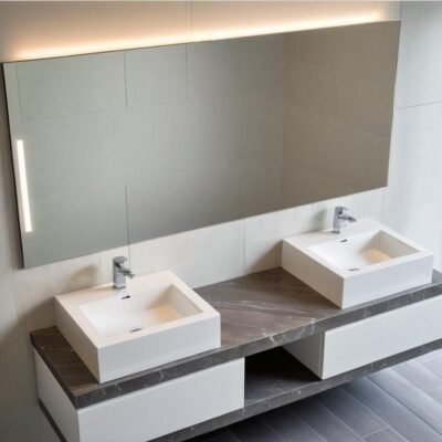 Scopri EL18 di Compab, il mobile bagno doppio lavabo moderno, perfetto per ampi spazi. Design, capienza e qualità 100% Made in Italy. Progettazione gratuita.