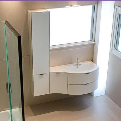 Mobile bagno curvo Compab B201 con colonna e lavabo integrato in mineralmarmo.