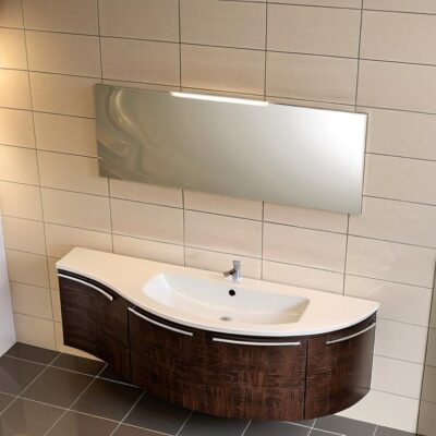 Scopri ELY W902 di Arcom, il mobile bagno curvo di design che ottimizza lo spazio con stile. Piano con vasca integrata e qualità Made in Italy. Progettazione gratuita.