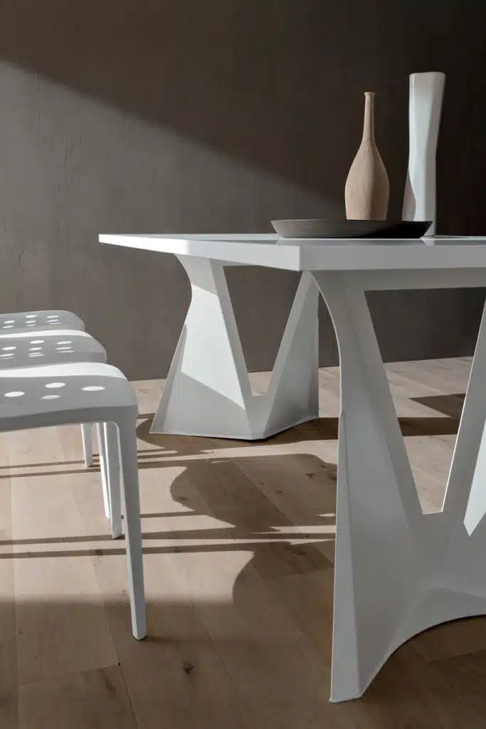 Claudio - Tavolo fisso dal design accattivante fisso con basamento a V