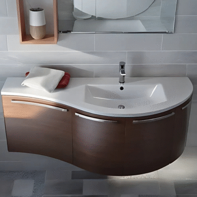 Mobile bagno sospeso in legno scuro, lavabo integrato, asciugamani, specchio, mensola decorativa.