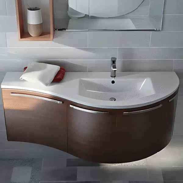 Mobile bagno sospeso in legno scuro, lavabo integrato, asciugamani, specchio, mensola decorativa.