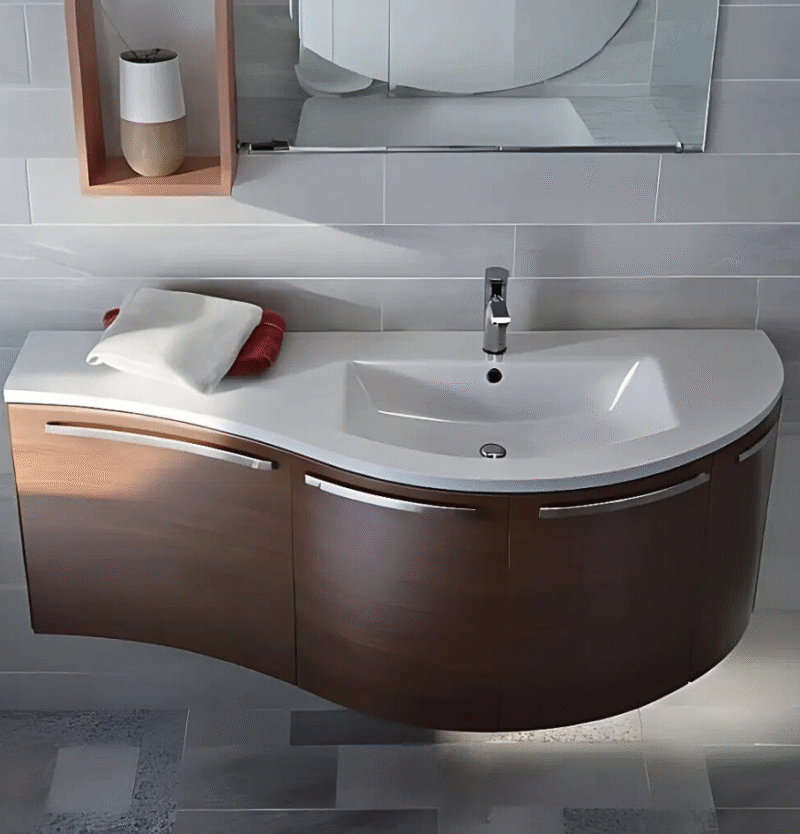 Mobile bagno sospeso in legno scuro, lavabo integrato, asciugamani, specchio, mensola decorativa.