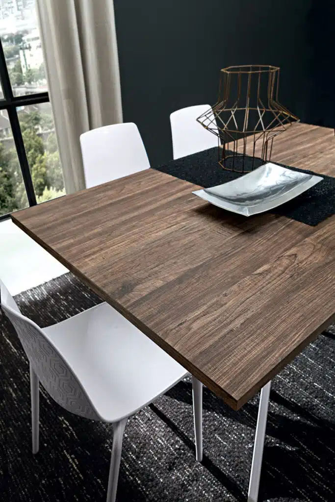 Renzo - Tavolo design accattivante con gambe incrociate