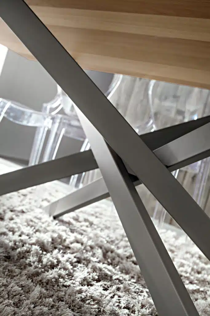 Renzo - Tavolo design accattivante con gambe incrociate