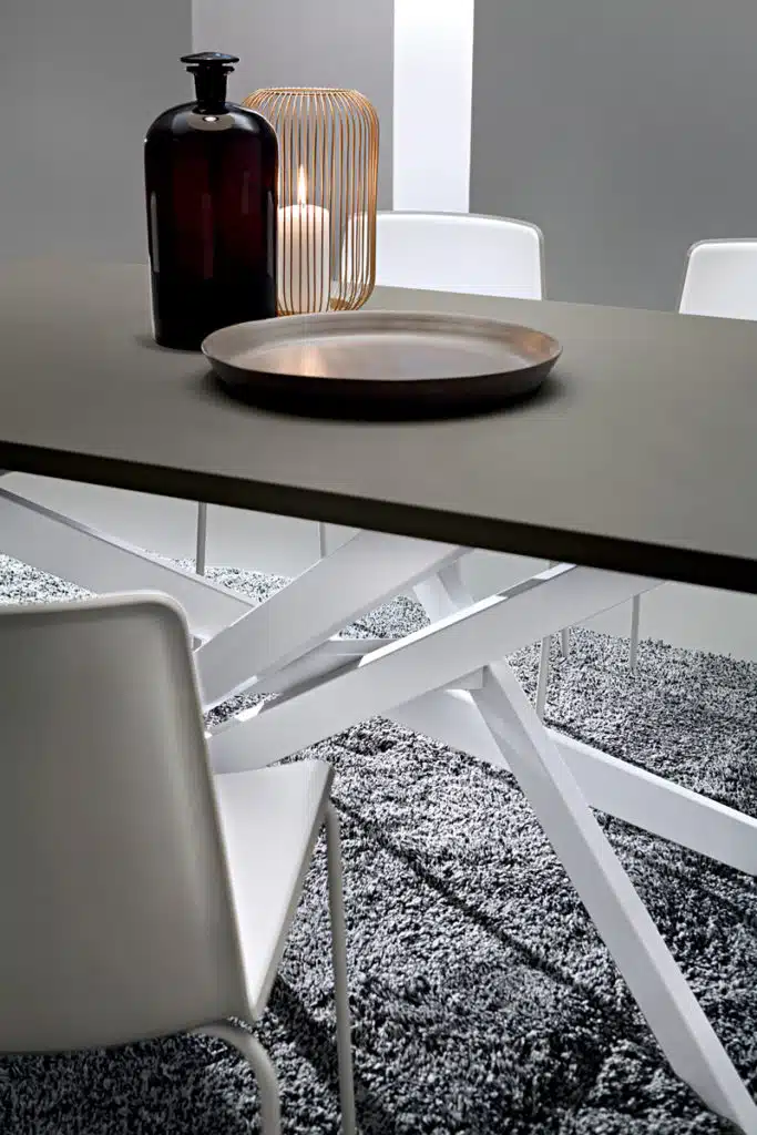 Renzo - Tavolo design accattivante con gambe incrociate