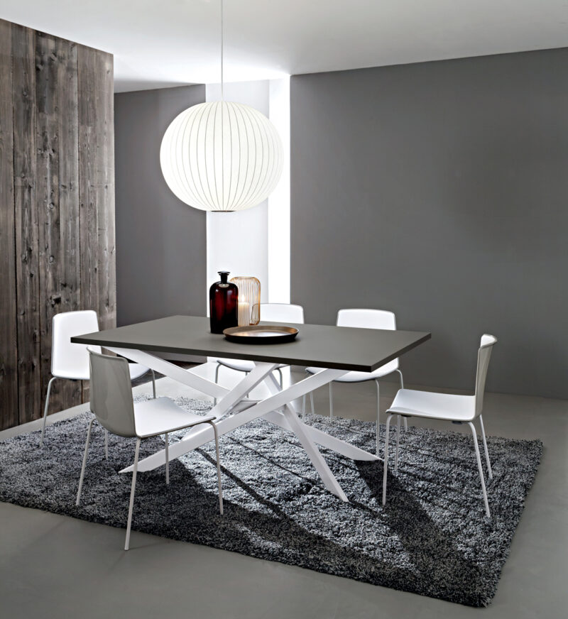 Renzo - Tavolo design accattivante con gambe incrociate