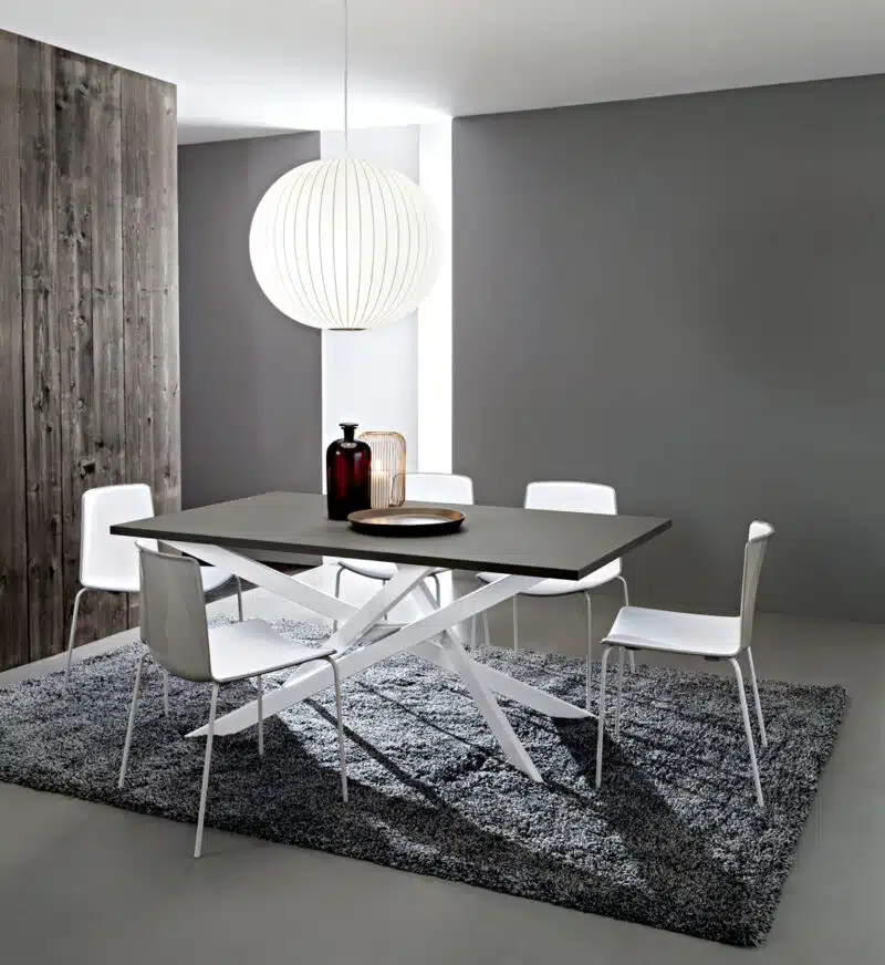 Renzo - Tavolo design accattivante con gambe incrociate