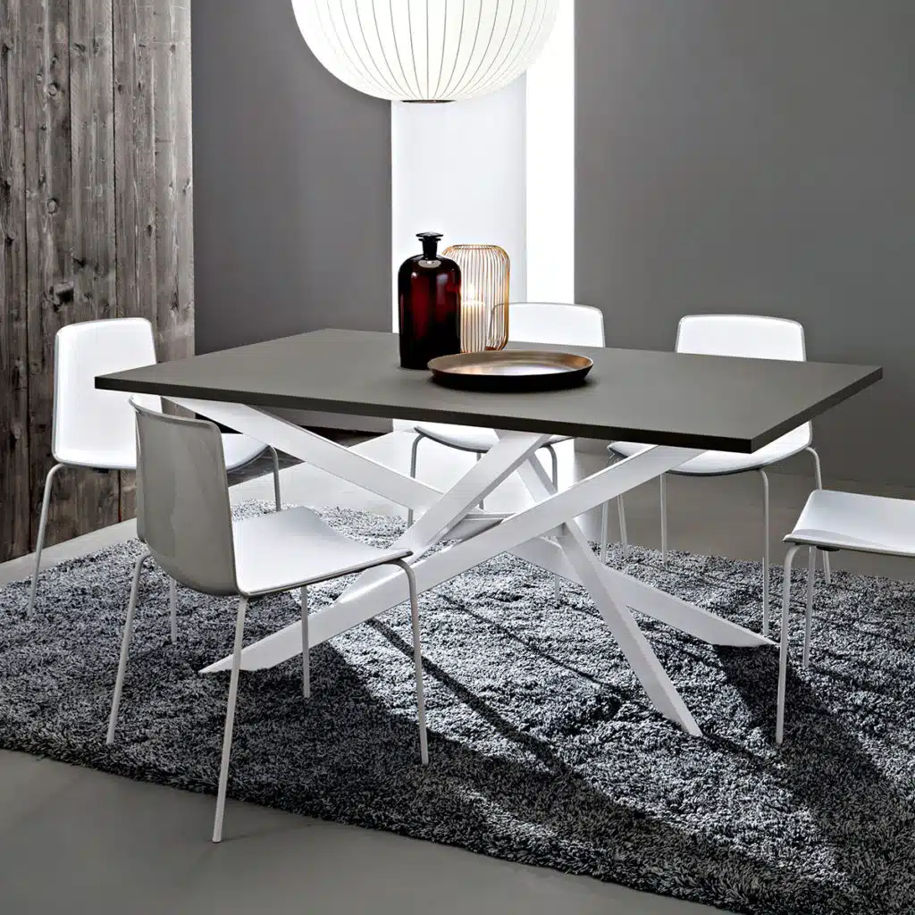 Renzo - La Primavera Tavolo design accattivante con gambe incrociate