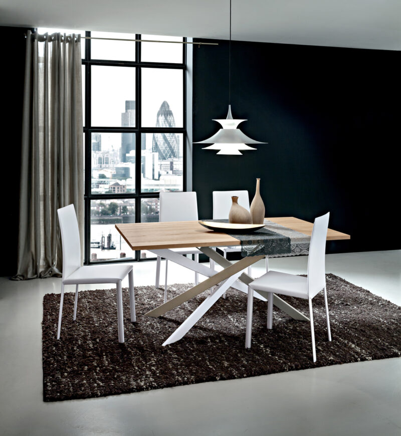 Renzo - Tavolo design accattivante con gambe incrociate