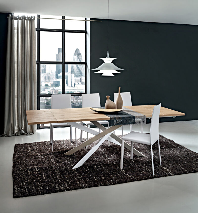 Renzo - Tavolo design accattivante con gambe incrociate