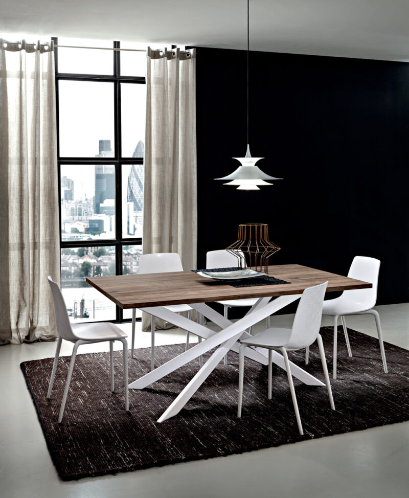 Renzo - Tavolo design accattivante con gambe incrociate