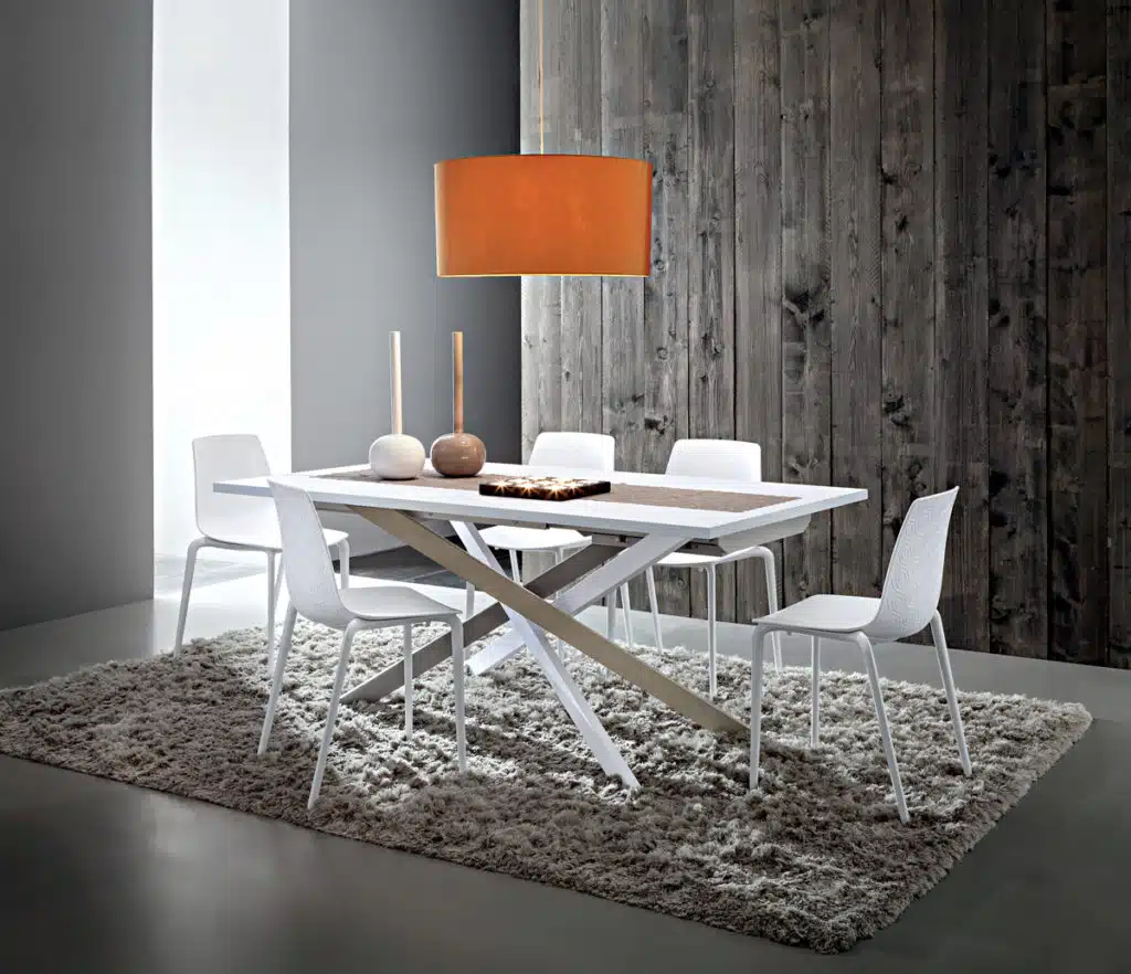 Renzo - Tavolo design accattivante con gambe incrociate