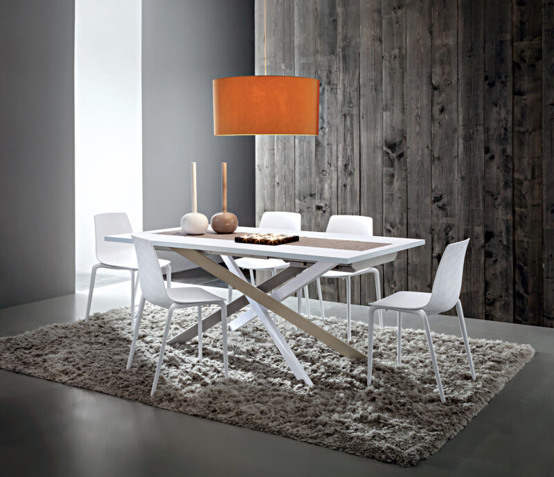 Renzo - Tavolo design accattivante con gambe incrociate
